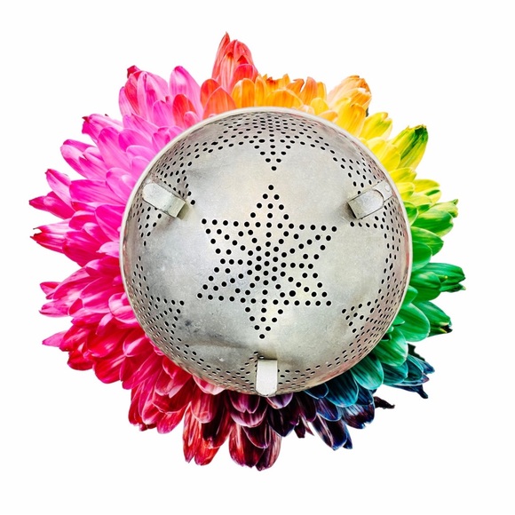 A Vintage colander with 6-sided star Pattern - Picture 4 of 8